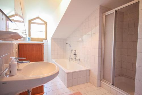 uma casa de banho com um lavatório e uma banheira em Ferienwohnung Königsleiten 194 - Top 11 em Königsleiten