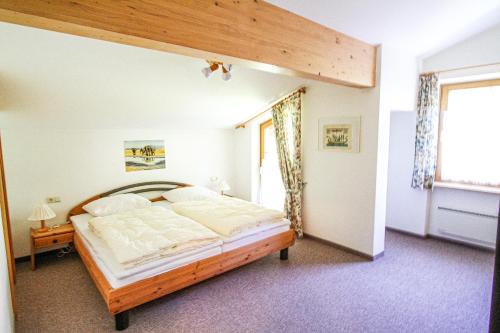 een slaapkamer met een groot bed in een kamer bij Ferienwohnung Königsleiten 194 - Top 11 in Königsleiten