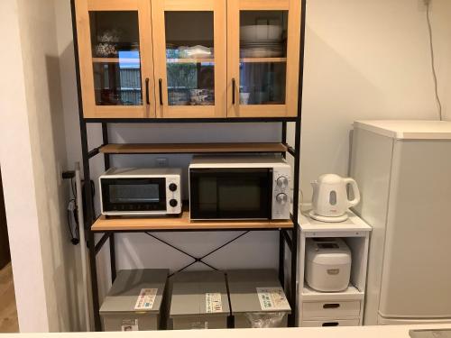 a microwave on a shelf in a kitchen at 雅別邸 in Kyoto