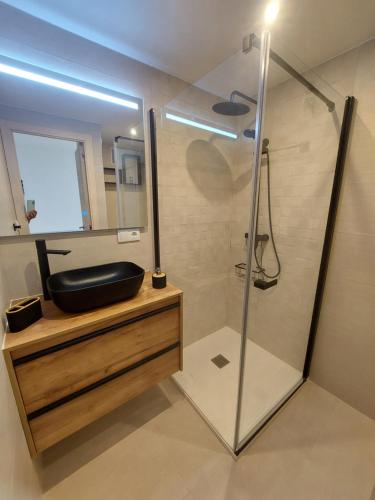 Et badeværelse på Bungalow Alkabir con vistas al mar