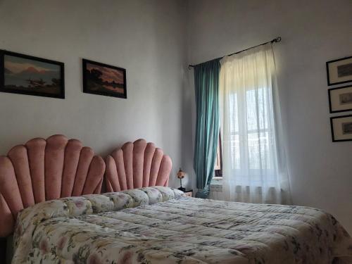 - une chambre avec un grand lit et une grande fenêtre dans l'établissement Meridiano 12, à Bolsena