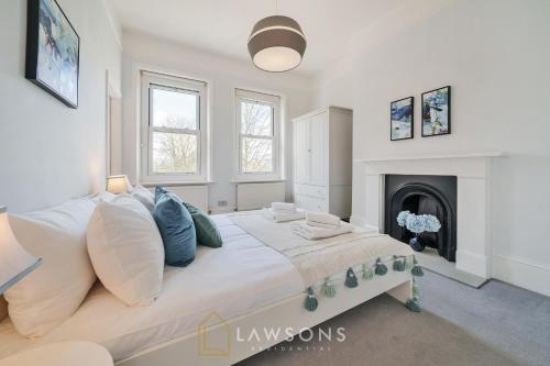 um quarto com uma cama grande e uma lareira em Lodge Living by Lawsons with Parking em Windsor