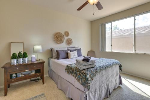 um quarto com uma cama e uma janela em Central Phoenix Condo - Walk to Papago Park! em Phoenix
