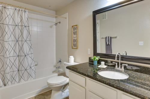uma casa de banho com um lavatório, um WC e um chuveiro em Central Phoenix Condo - Walk to Papago Park! em Phoenix