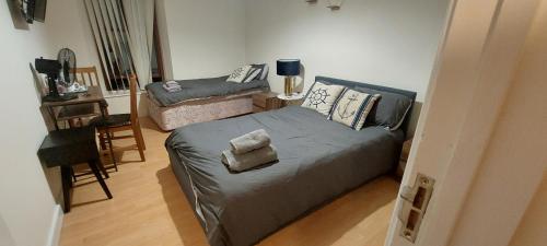 ein Wohnzimmer mit einem Bett und einem Sofa in der Unterkunft The Helm in Pembrokeshire