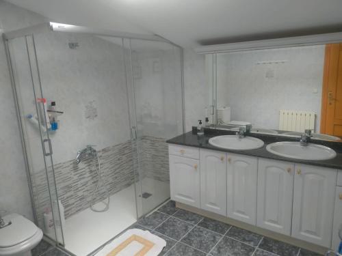 a bathroom with two sinks and a shower at Sajazarra Casa Vacacional in Sajazarra