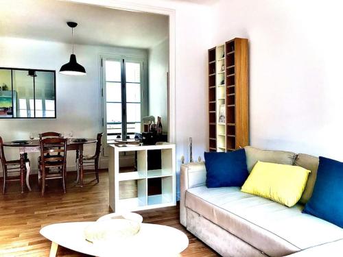 un salon avec un canapé et une table dans l'établissement Harmony - Appartement Spacieux(61 m²) Centre Ville, à Rennes