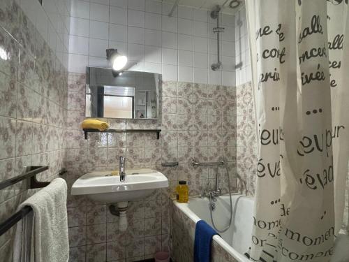 une salle de bain avec un lavabo, une douche et une baignoire dans l'établissement Studio cozy idéalement placé, à Veynes