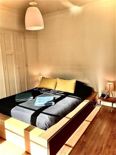 une chambre avec un grand lit dans une pièce dans l'établissement Harmony - Appartement Spacieux(61 m²) Centre Ville, à Rennes