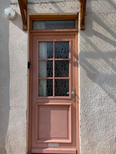 une porte avec fenêtre dans un bâtiment dans l'établissement Studio cozy idéalement placé, à Veynes