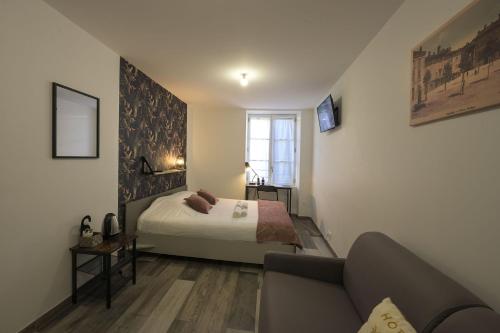 Postel nebo postele na pokoji v ubytování Hotel De La Croisée