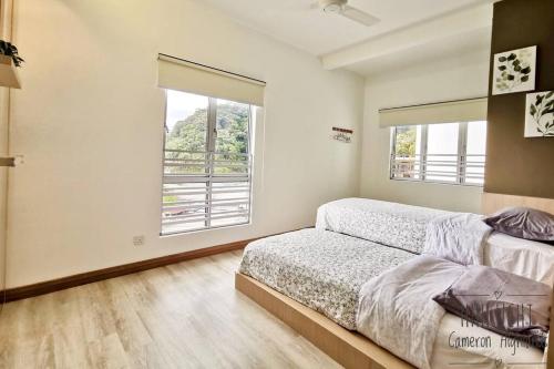 1 dormitorio con cama y ventana grande en Uchi Home Sweet Home^_^, en Cameron Highlands