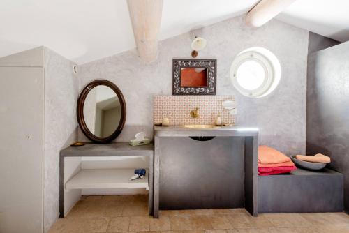 uma casa de banho com um lavatório e um espelho em Mas de Lure em Salon-de-Provence