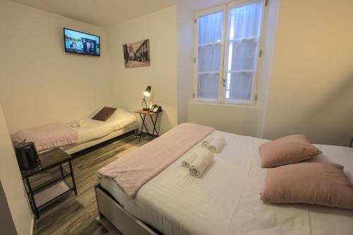 Postel nebo postele na pokoji v ubytování Hotel De La Croisée
