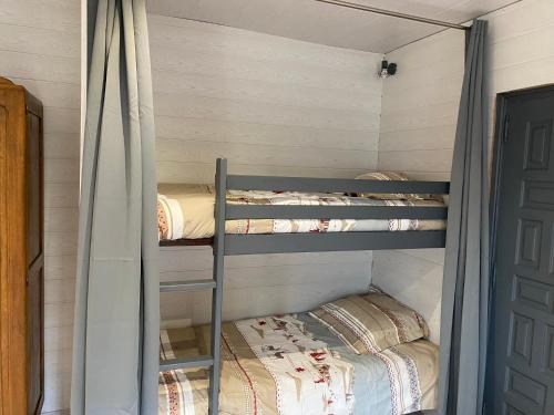 quelques lits superposés dans une chambre dans l'établissement Cauterets Charmant Studio 4 personnes, à Cauterets