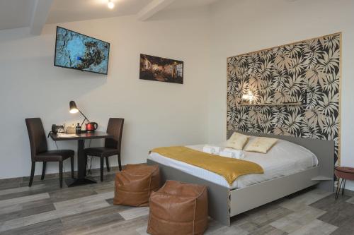 Postel nebo postele na pokoji v ubytování Hotel De La Croisée