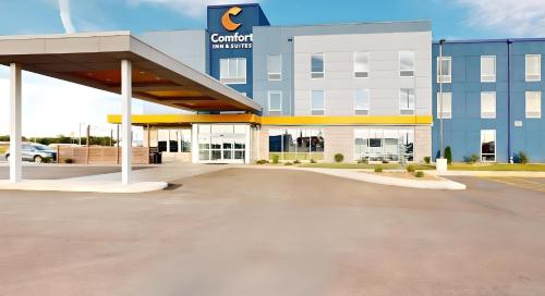 an empty parking lot in front of a hospital at Comfort Inn & Suites US-60 in Mountain Grove