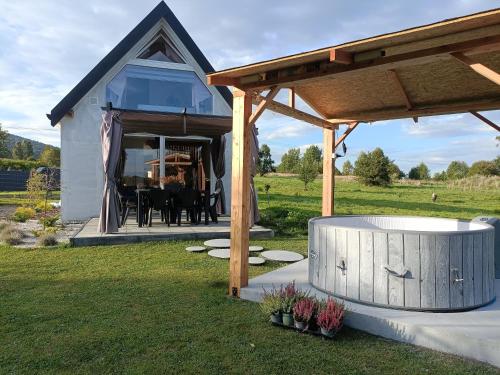 um pavilhão com uma fonte num quintal em Domki w górach pod Szczyrkiem em Szczyrk