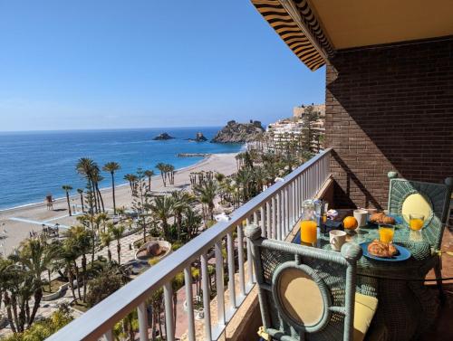 a balcony with a table and a view of the beach at Casa Mare Apartamento en primera línea de playa in Almuñécar