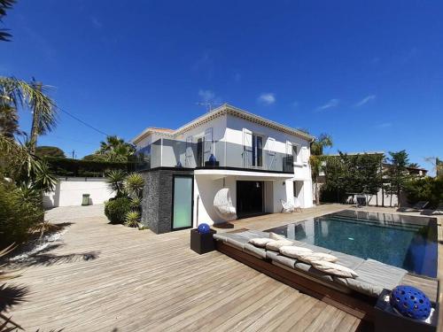 une villa avec piscine et une maison dans l'établissement Villa Solaris, proche plages et centre St Aygulf, à Fréjus