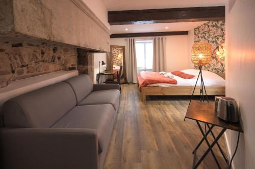 Postel nebo postele na pokoji v ubytování Hotel De La Croisée