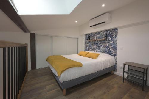 Postel nebo postele na pokoji v ubytování Hotel De La Croisée