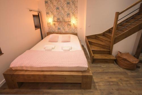 Postel nebo postele na pokoji v ubytování Hotel De La Croisée