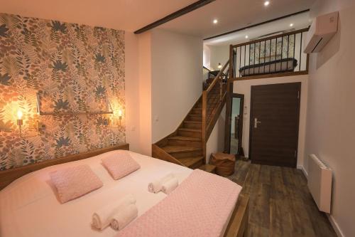 Postel nebo postele na pokoji v ubytování Hotel De La Croisée