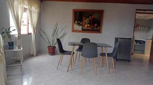 a dining room with a table and some chairs at Casa Descanso La Campiña 201 in Cali