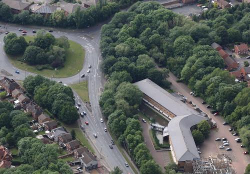 una vista aérea de un aparcamiento y una carretera en DoubleTree by Hilton Hotel Nottingham - Gateway, en Nottingham