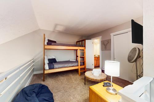 a small room with a bunk bed and a desk at Downhill Delight in Lake Harmony