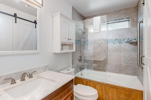 ein Badezimmer mit einem Waschbecken, einer Badewanne und einem WC in der Unterkunft Heavenly Wonderland in Stateline
