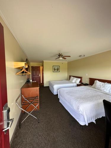 Travellers Inn Fredericton NBにあるベッド