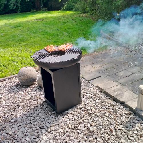 a barbecue grill in a yard with smoke coming out at Chambres d'hôtes à 5min de Pairi Daiza et proche du SHAPE-OTAN in Lens