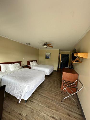 Postel nebo postele na pokoji v ubytování Travellers Inn Fredericton NB