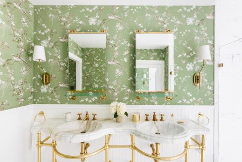 baño con 2 lavabos y una pared verde con flores en The Inn at Rancho Santa Fe, en Rancho Santa Fe