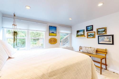 波特蘭的住宿－Taylors Ferry Retreat，一间卧室设有一张大床和一个窗户。