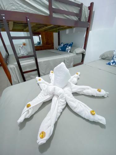 two towel birds laying on a bed in a bedroom at Apartamento en San Cristóbal con 2 habitaciones, 6 camas, sala, comedor, cocina, balcón privado, terraza con vista al mar, lavadora, internet satelital, cerca de bares y restaurantes - Sol y Mar, Galápagos Home in Puerto Baquerizo Moreno