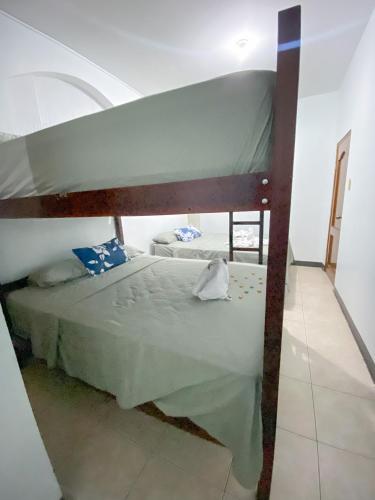 a bedroom with two bunk beds in a room at Apartamento en San Cristóbal con 2 habitaciones, 6 camas, sala, comedor, cocina, balcón privado, terraza con vista al mar, lavadora, internet satelital, cerca de bares y restaurantes - Sol y Mar, Galápagos Home in Puerto Baquerizo Moreno