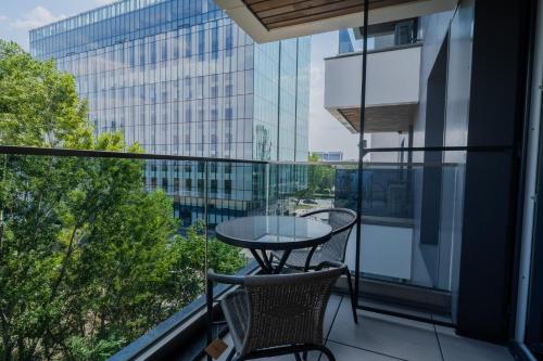 Un balcón o terraza de Urban Oasis: New 1BR Apartment with Park Views
