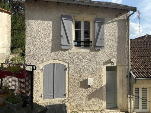 Casa blanca con 2 ventanas y una puerta en Gîte NO 9, en Neufchâteau