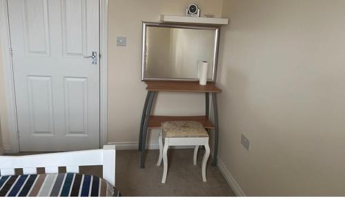 vestidor con espejo y taburete en Salimi, en Bridgend
