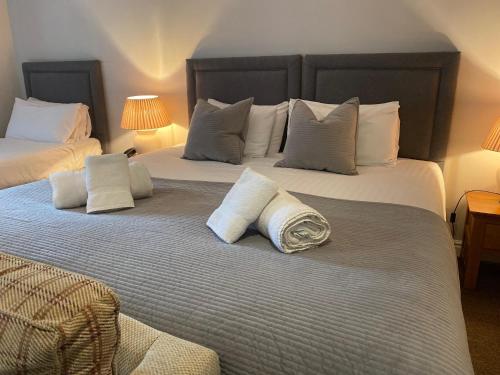 um quarto com duas camas com almofadas em The Oaks Hotel em Alnwick
