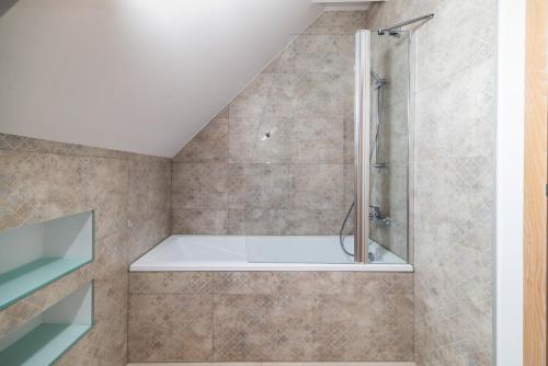 a bathroom with a shower with a tub at Kaszuby, dom kaszubski nad jeziorem Danielowa Dolina in Szymbark