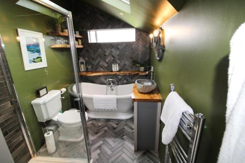 Un baño con bañera, inodoro y lavabo. en Sledbank Cottage in the Hill, Silecroft, en Silecroft