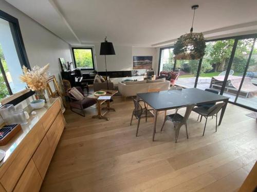 un salon avec une table et un canapé dans l'établissement Maison d'architecte décorée avec soin, à La Baule