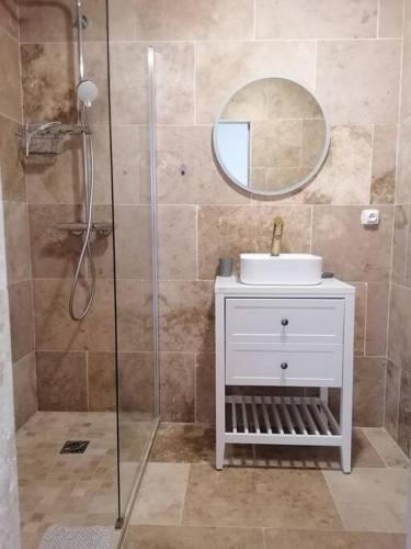 une salle de bain avec une douche, un lavabo et un miroir dans l'établissement Au petit Bonheur, centre St-Raphaël, 8min à pied plage, à Saint-Raphaël