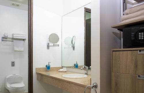 a bathroom with a sink and a mirror at Portobelo Plaza de las Americas in San Andrés
