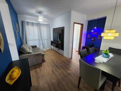 sala de estar con sofá y mesa de comedor en Apartamento Enseada do Suá, en Vitória