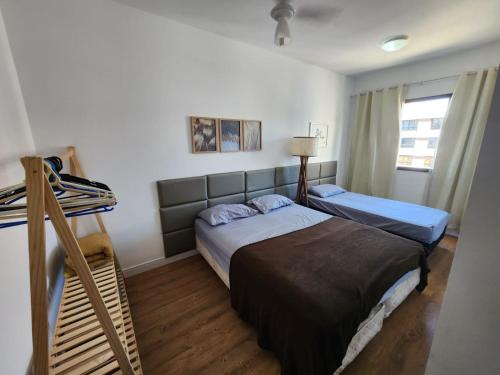 Postel nebo postele na pokoji v ubytování Apartamento Enseada do Suá